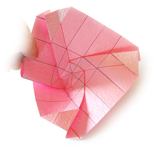 现在还有一个向内旋转式的折叠使得折纸QT玫瑰花有着别样的美感