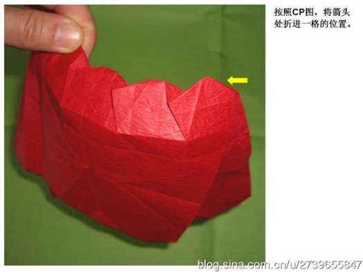 这里可以看到V字形的折叠样式可以让折纸玫瑰花自然的卷曲