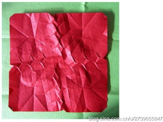 从来没有见过的折叠方式被融入到了折纸酒杯玫瑰花的制作中