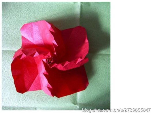 独特的卷纸折纸构造是折纸玫瑰花制作的一个特殊点之一