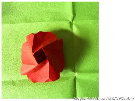 通过折叠形成的立体式构型使得折纸玫瑰花看起来立体感十足