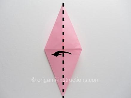 对折纸鸟型进行不同方向结构上的折叠使得其出现折纸玫瑰花的雏形