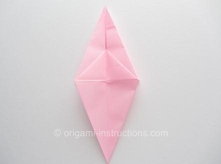 尽管使用的是折纸鸟型的结构来进行简易折纸玫瑰花的折叠制作