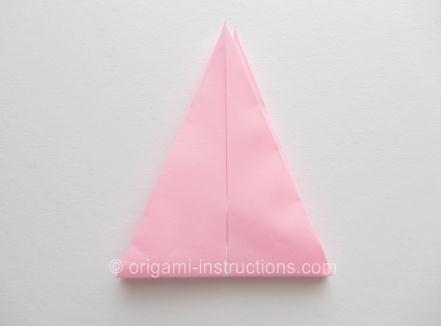 得到的折纸三角形结构使得折纸玫瑰花出现立体化的构型