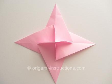 这样的十字星构型就是这个折纸玫瑰花制作的一个基础构型