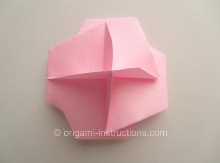 这样的折叠也是保证折纸玫瑰花的简单折法顺利完成制作的一个要素