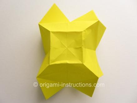 现在看到的纸玫瑰折法都是根据经验开发出来的经典折纸教程