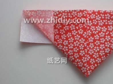 情人节礼物中有一类就是通过折纸的方式来制作折纸心和折纸玫瑰