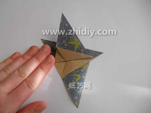 基本的折纸鸟折纸方法也可以辅助出这个漂亮的折纸鸟的制作