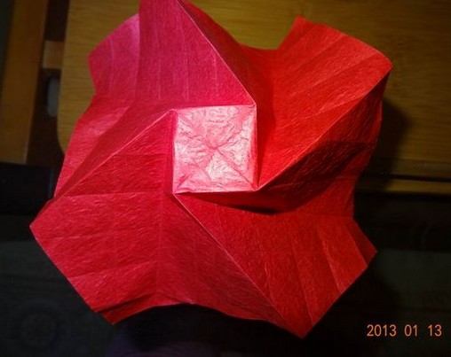 图解的方式可以很好的将纸玫瑰的简单折法展现给所有手工DIY爱好者