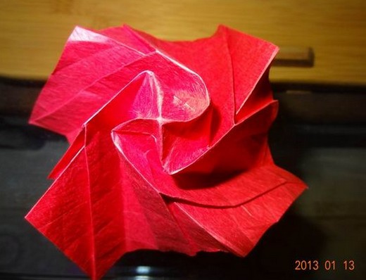 现在这个折纸教程的主要目的就是告诉大家如何折纸玫瑰