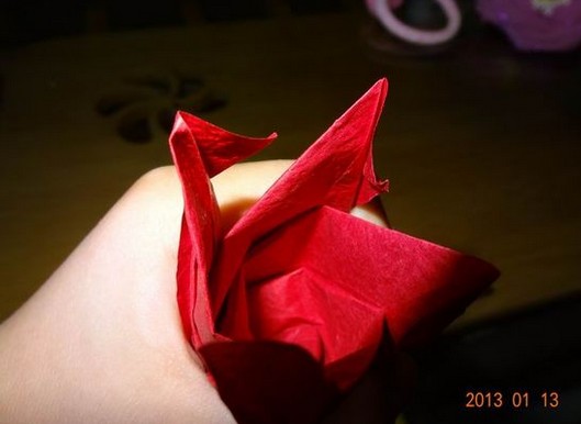 实物图拍摄的模式告诉你如何折纸玫瑰才能够折叠的更加像和逼真