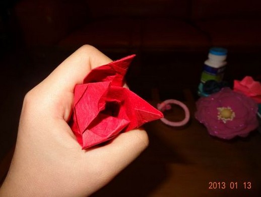 纸玫瑰花的折法如果要掌握好还是需要认真的训练才可以的