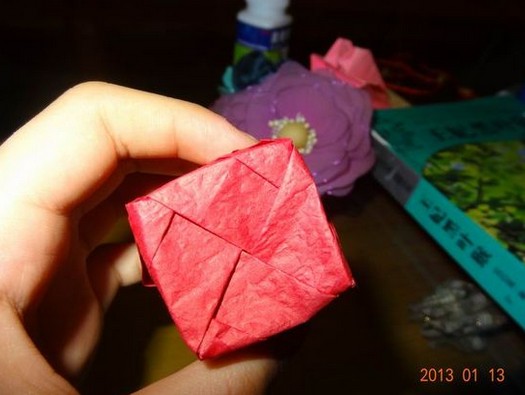 随着折纸玫瑰图解教程的丰富也可以让折纸玫瑰花学习者有更多新鲜的尝试