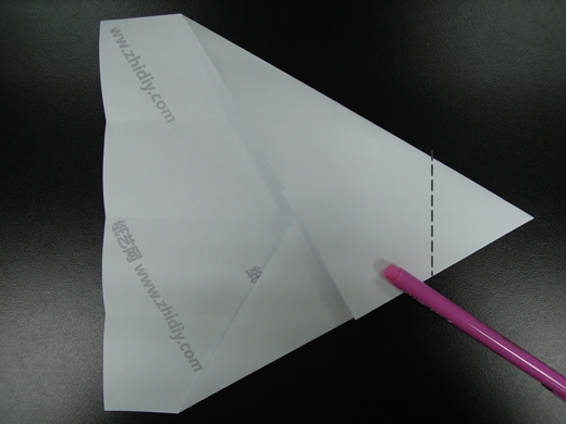 一些简单的辅助性折叠是这个折纸飞机飞翔能力最好的说明