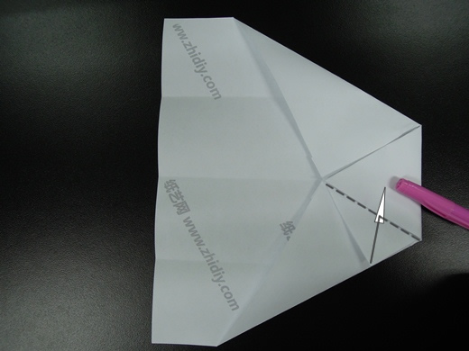 这个折纸飞机在折纸操作方面还是很简单和容易上手的