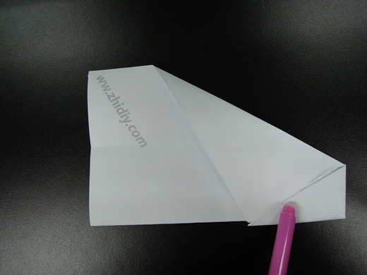 纸飞机的对折模式是保证纸飞机有着极好飞翔能力的关键