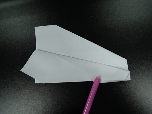 通过侧面的折叠使得纸飞机在这个时候已经具有了翅膀结构