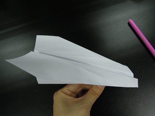 最终完成制作的手工折纸飞机教程制作出来的折纸滑翔机