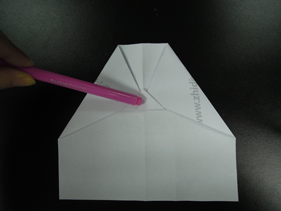 通过简单的折叠就可以使这个折纸模型看起来更加像折纸飞机