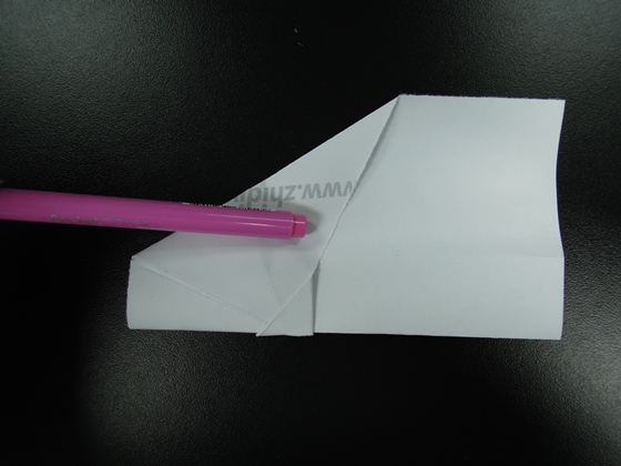 这个折纸飞机和小时候常见的折纸飞机基本上是一样的