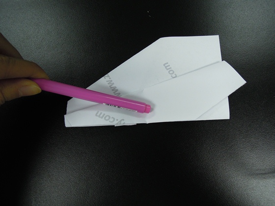 到这里只需要完成折纸飞机的翅膀部分的折叠就可以了