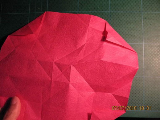 看着GG折纸玫瑰花的折法图解让人想到的就是川崎纸玫瑰的制作