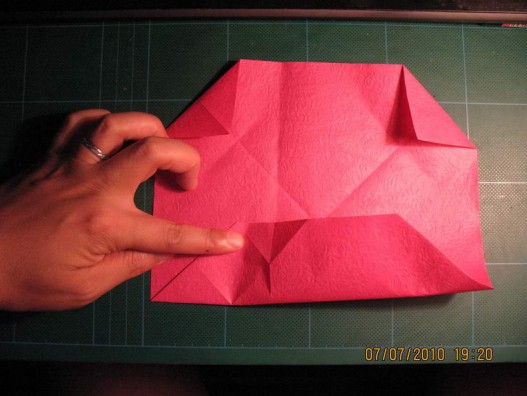 学习纸玫瑰折法的关键点是掌握一些基本的预折痕的折叠