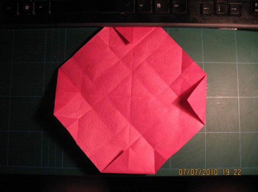根据折纸玫瑰教程中详细的说明来学习纸玫瑰的折叠和制作