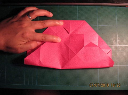 现在能够参考的折纸玫瑰视频中也就是纸艺网的折纸玫瑰教程最容易理解和内容最多