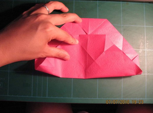根据纸玫瑰花的折法说明来学习折纸玫瑰花的折叠