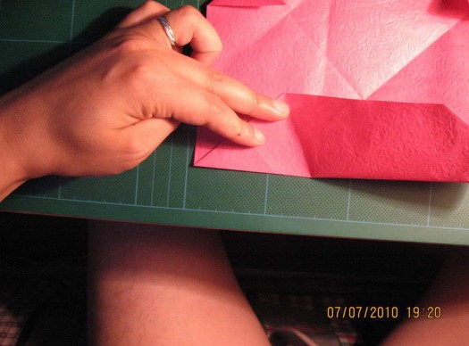 跟着这个简单的GG折纸玫瑰就可以学习纸玫瑰的简单折法啦