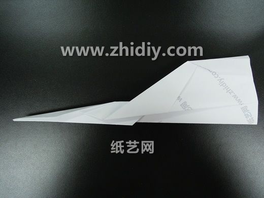 折纸滑翔机的最大特点就是飞行能力和滞空能力很强