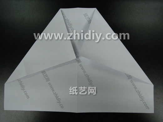 纸飞机的折法大全图解中这个折纸展翼者还是比较容易制作的