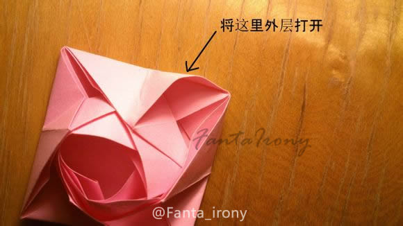 学习纸玫瑰的简单折法可以让大家更好的掌握手工DIY的制作