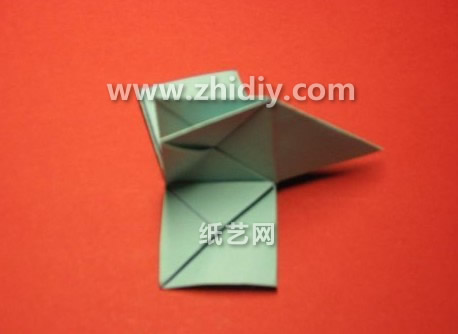 这个折纸玫瑰花的基本模块折纸教程要比视频教程更加的详细和清楚