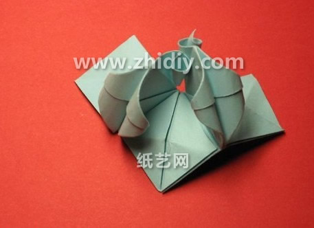 有的手工爱好者也觉得这个模块折纸玫瑰看起来更加像是卷心玫瑰