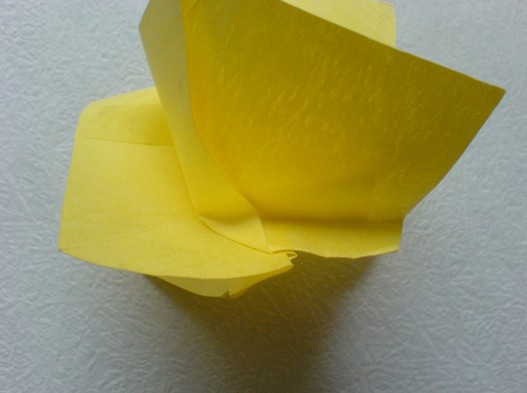 根据详细的折纸说明来完成整个折纸玫瑰的制作与完善