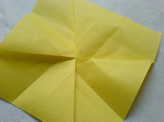 纸玫瑰的简单折法中可以将无格PT折纸玫瑰算入到其中