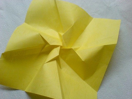折纸玫瑰制作的关键点就是在基本的预折痕折叠方面