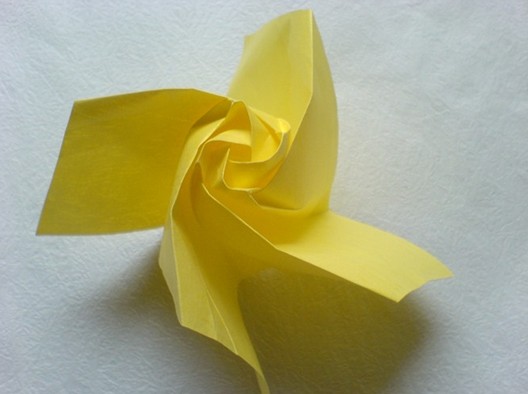 良好的预折痕可以帮助折纸玫瑰的折法得到简化