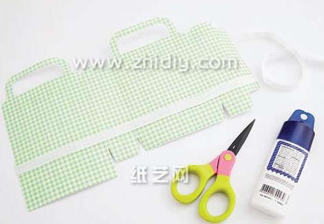 制作折纸小礼袋所使用的材料和制作纸模型使用的材料比较相似