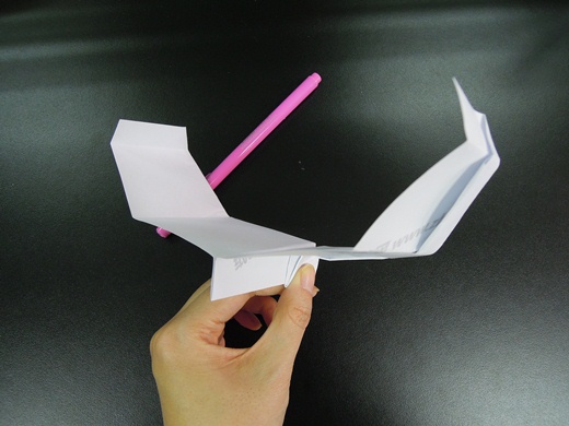 [纸飞机的折法视频]幼儿折纸飞机的折法视频