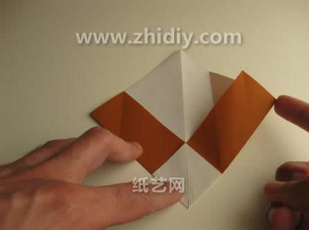 现在折叠的部分是一个向内压折的折纸基本操作