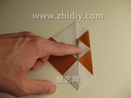 任何一个折纸步骤都需要通过一个压展的平整折叠来收尾
