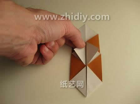 对应结构也按照相同的折纸方法来进行折叠操作