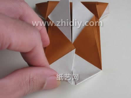 通过翻折将我们需要加工的折纸结构展现出来