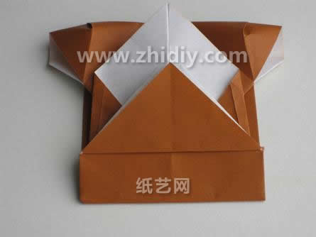 通过有效的折叠来完成折纸猴子本身面部的折叠制作