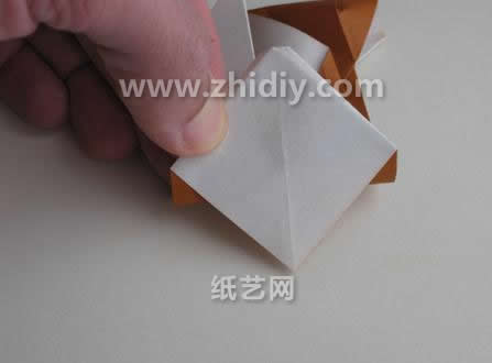 现在折叠的部分是折纸模型底部的结构样式