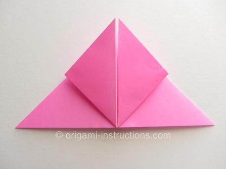 通过基本的双三角形结构来进行折纸玫瑰的制作可以在很大程度上节省我们所需要的时间